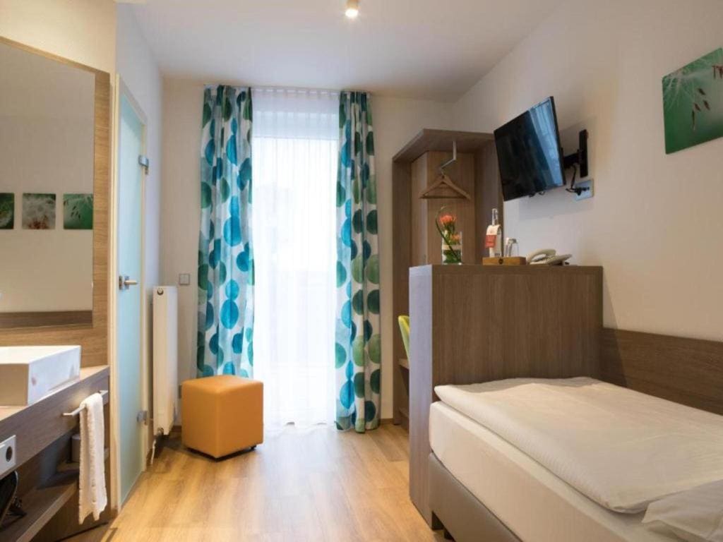 Small Single Room room - Image 2