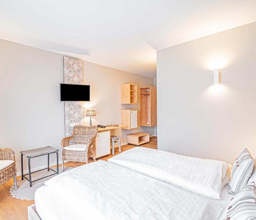 Comfort Double Room with Shower room - Image 3