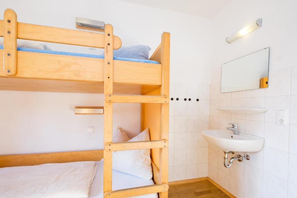 6-Bed Room room - Image 3