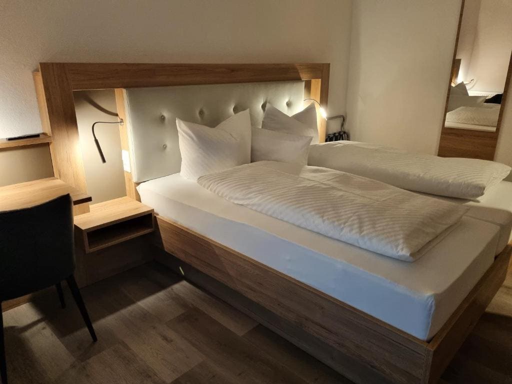 Double Room with Balcony room - Image 3
