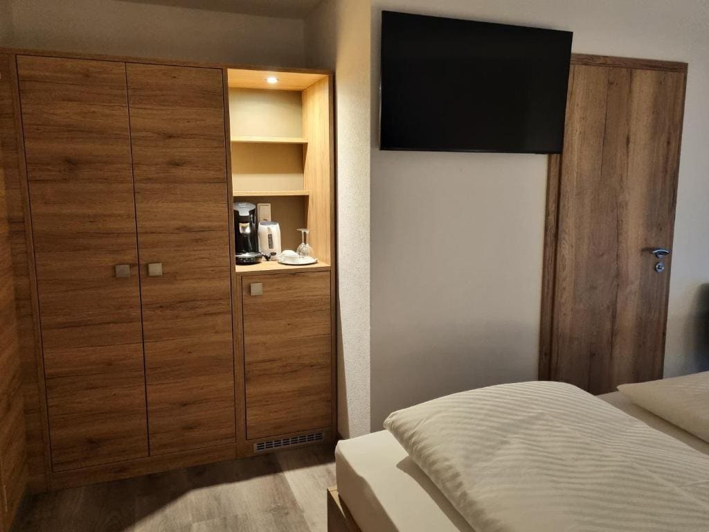 Double Room with Balcony room - Image 2