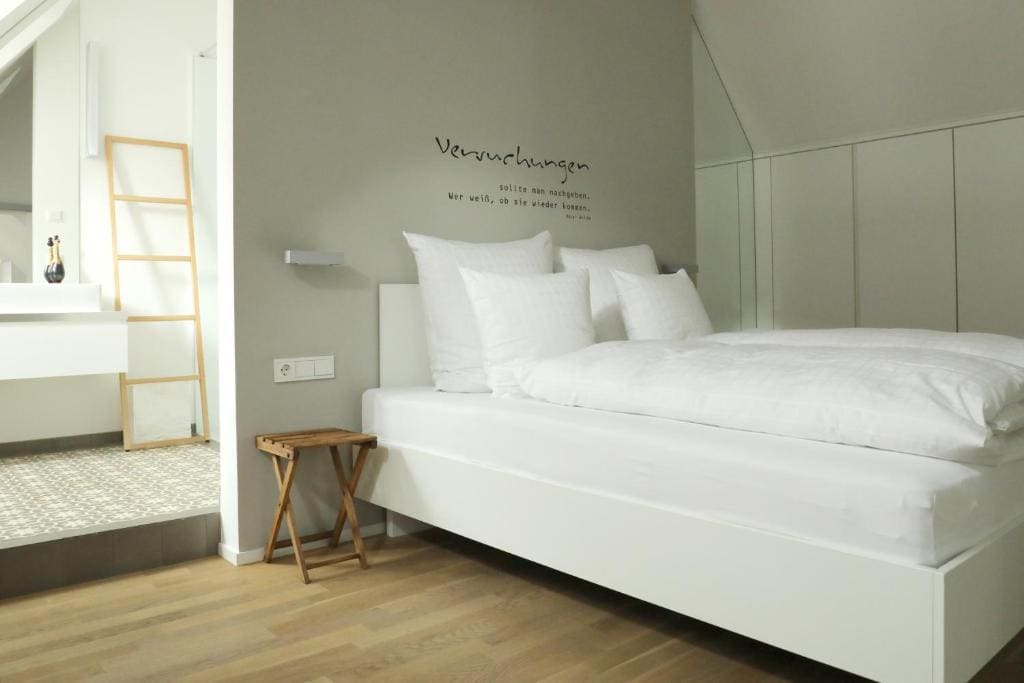Double or Twin Room with Balcony room - Image 2