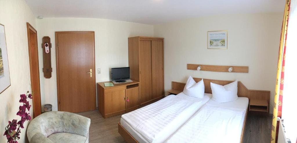 Small Double Room 2 room - Image 1
