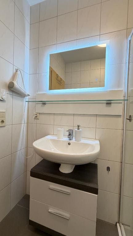 Small Double Room room - Image 2
