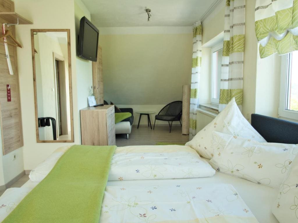 Double Room with Balcony room - Image 3