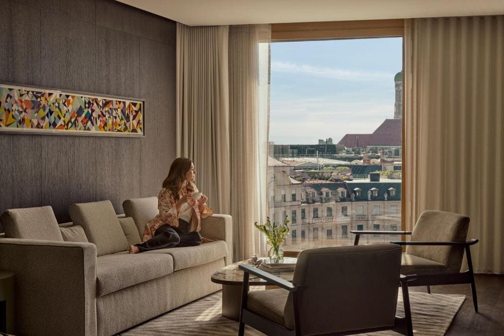 One-Bedroom Panorama King Suite with City View room - Image 2