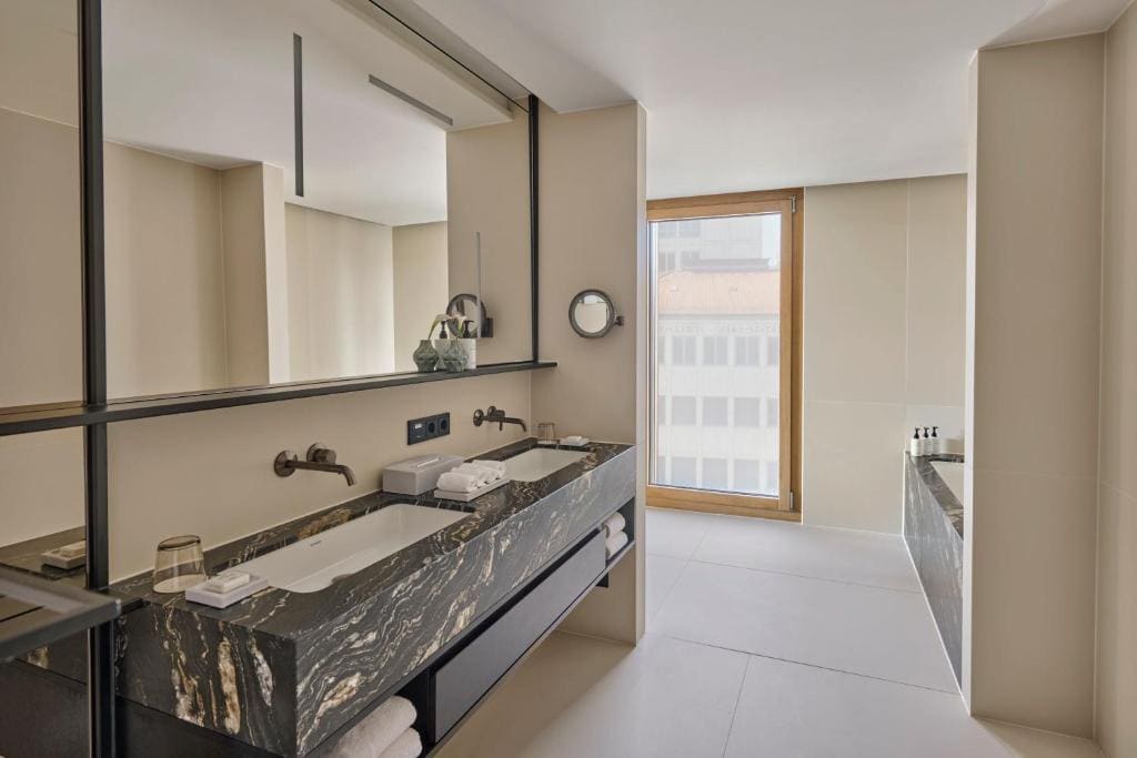 One-Bedroom Panorama King Suite with City View room - Image 3