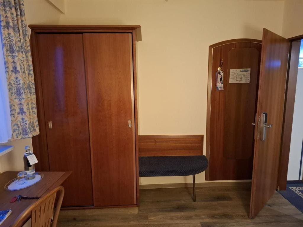 Small Single Room room - Image 1