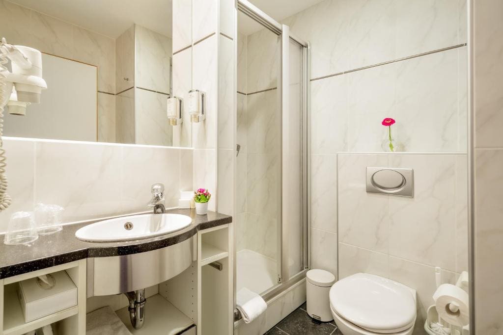 Double or Twin Room with Balcony room - Image 3