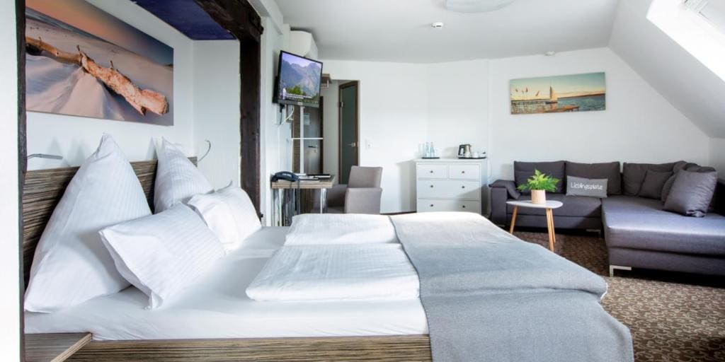 Family Room room - Image 3