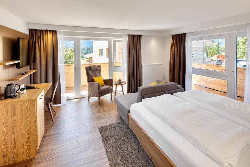 Deluxe Family Room room - Image 2