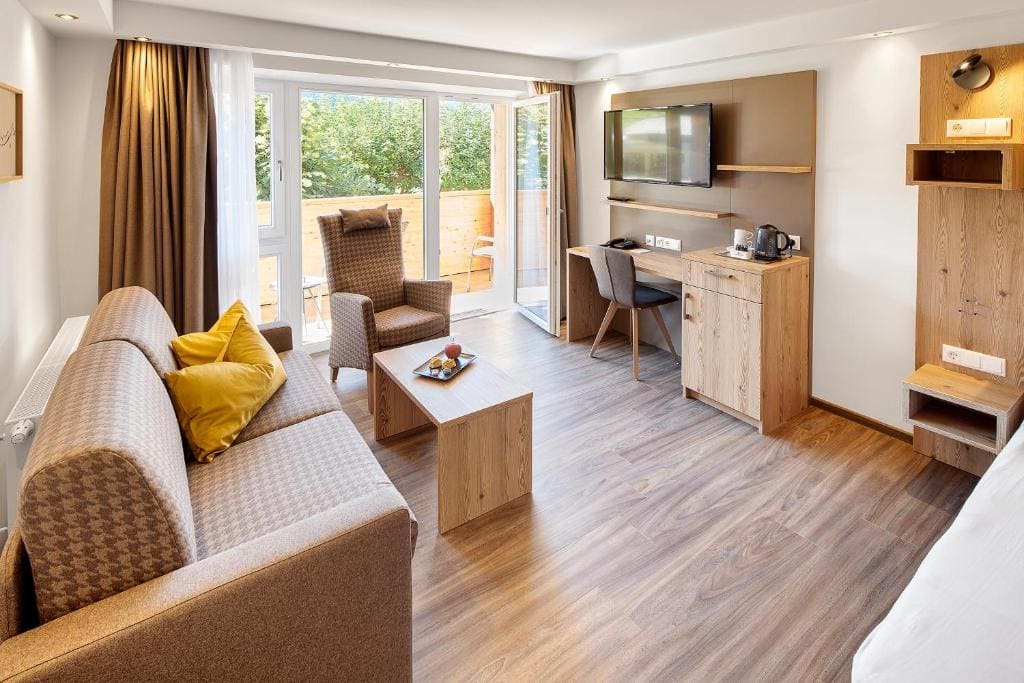 Family Room with Mountain View room - Image 2