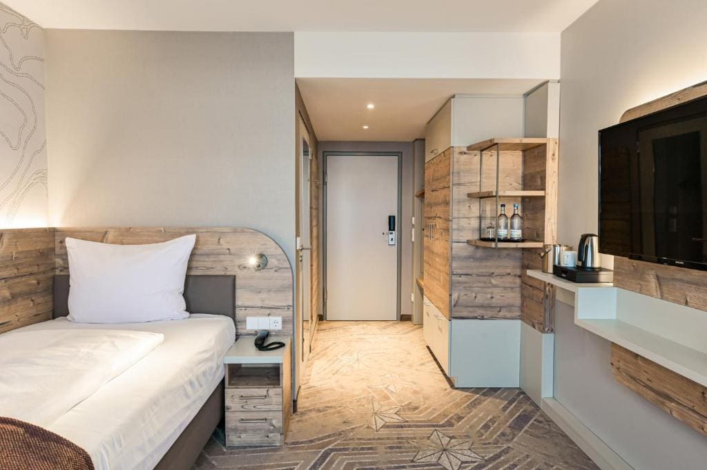 Single Room with Balcony room - Image 3