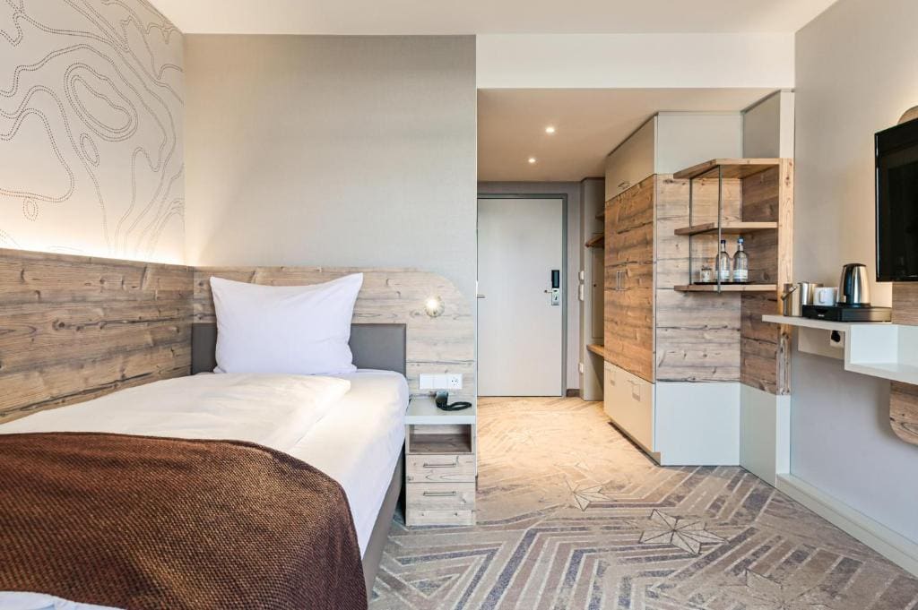 Single Room with Balcony room - Image 2