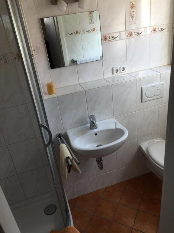 Twin Room with Bathroom room - Image 3