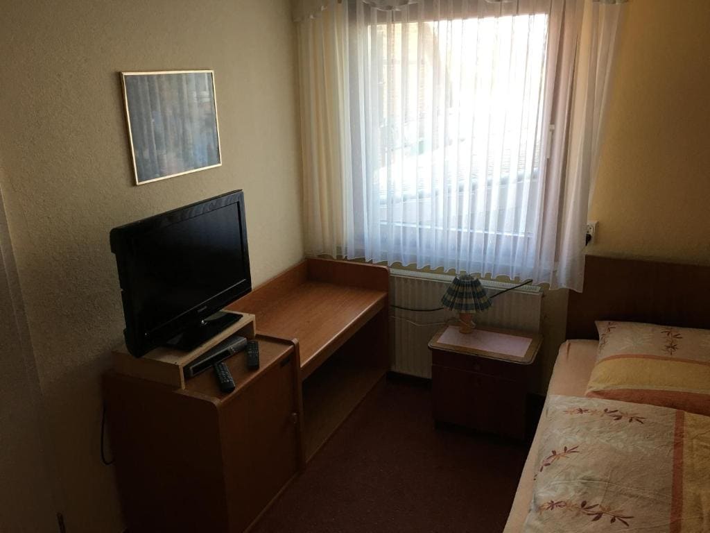 Twin Room with Bathroom room - Image 2