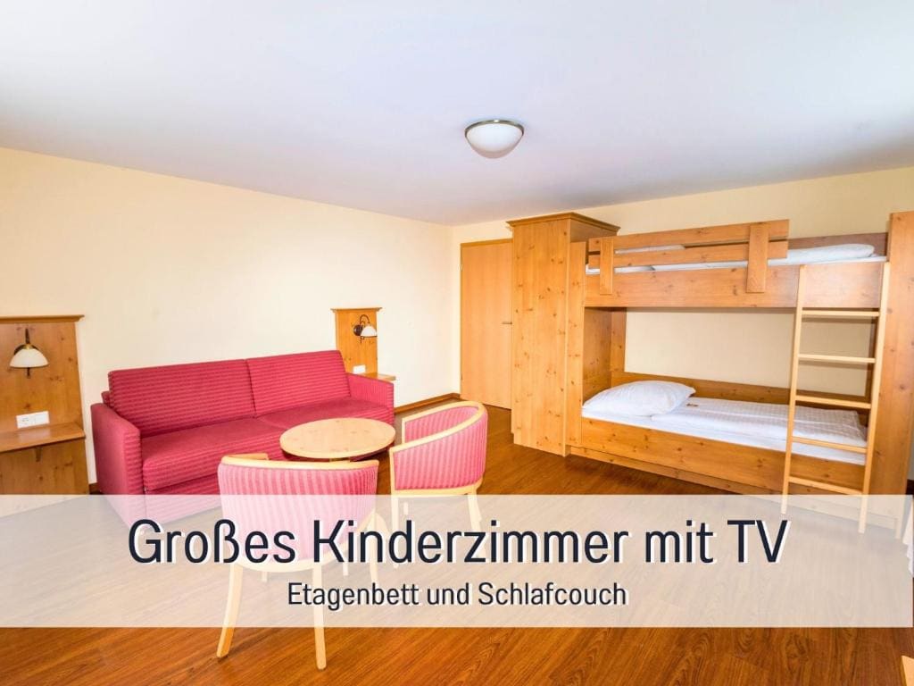 Deluxe Family Room room - Image 3