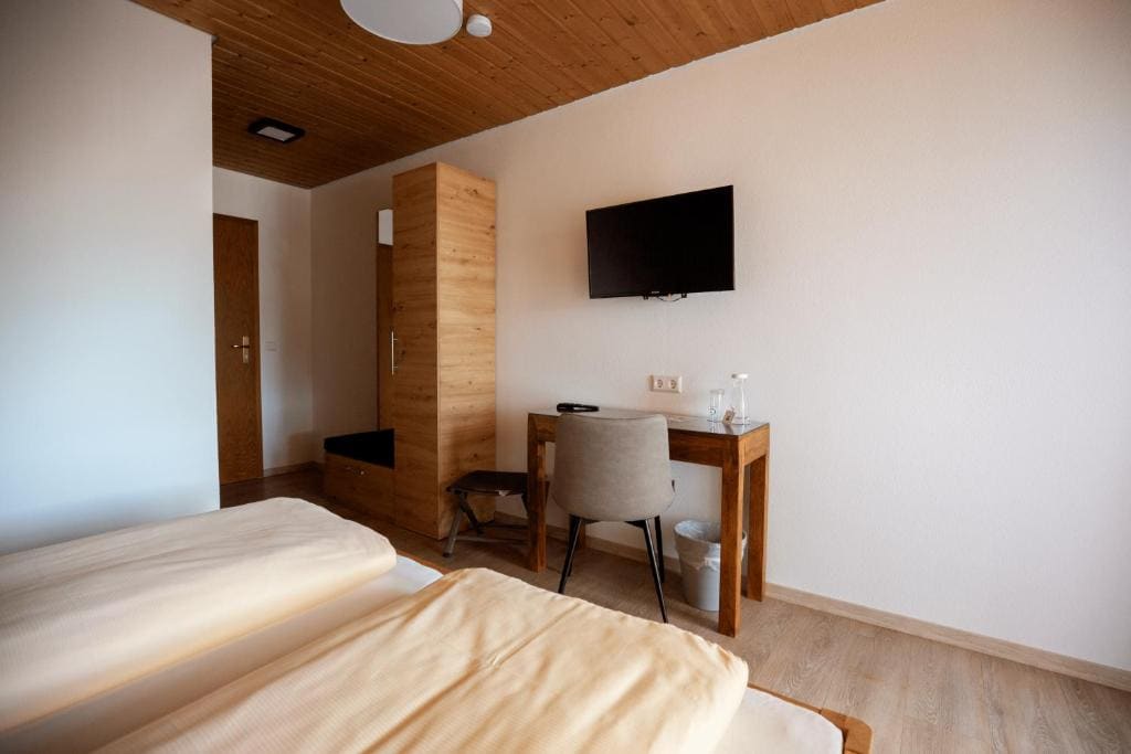 Single Room with Balcony room - Image 2