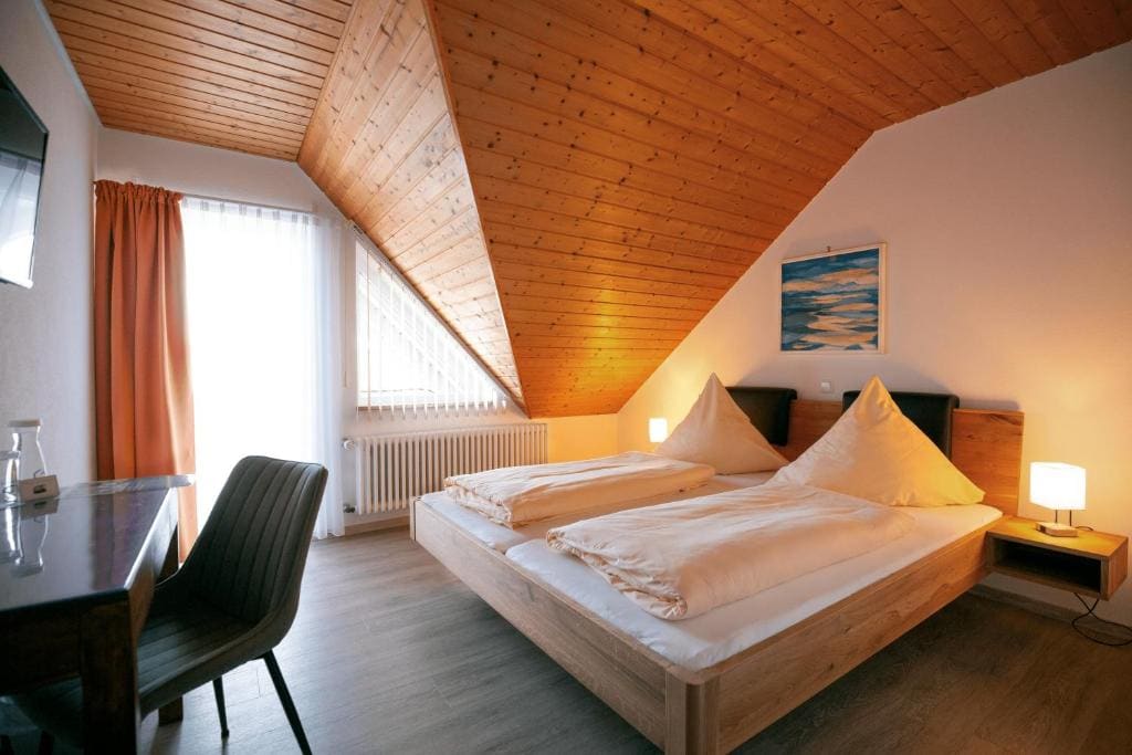 Single Room with Balcony room - Image 3