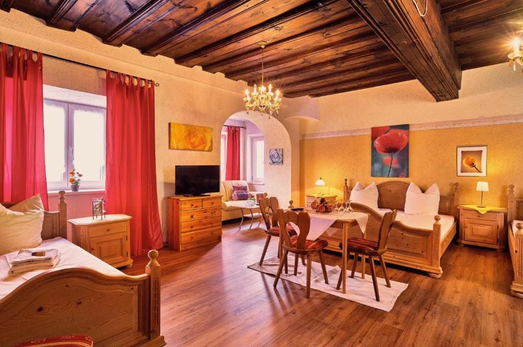 Standard Family Room room - Image 2