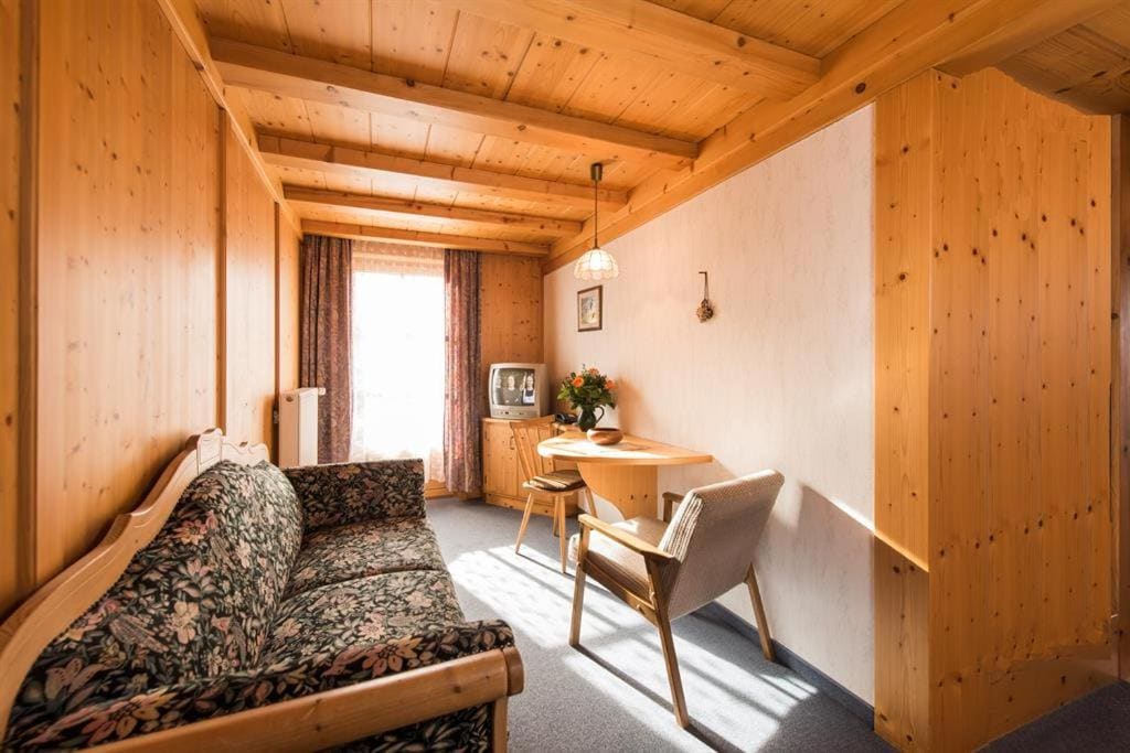 One-Bedroom Apartment room - Image 1