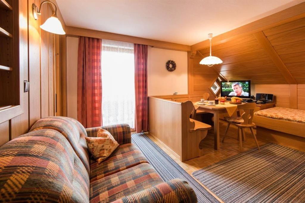 One-Bedroom Apartment room - Image 2