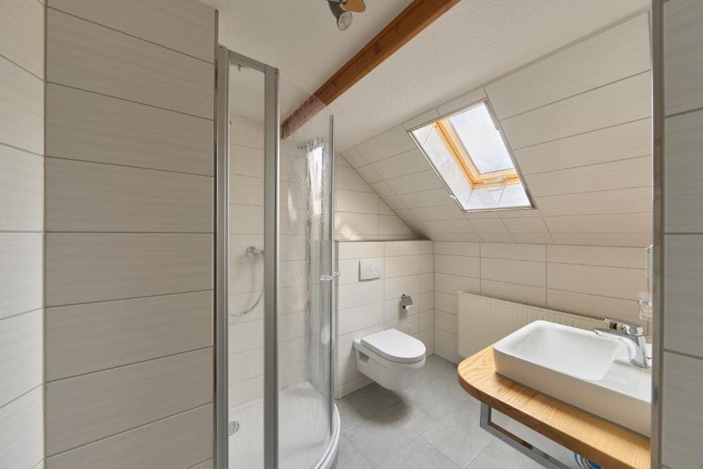 Single Room with Bathroom room - Image 2