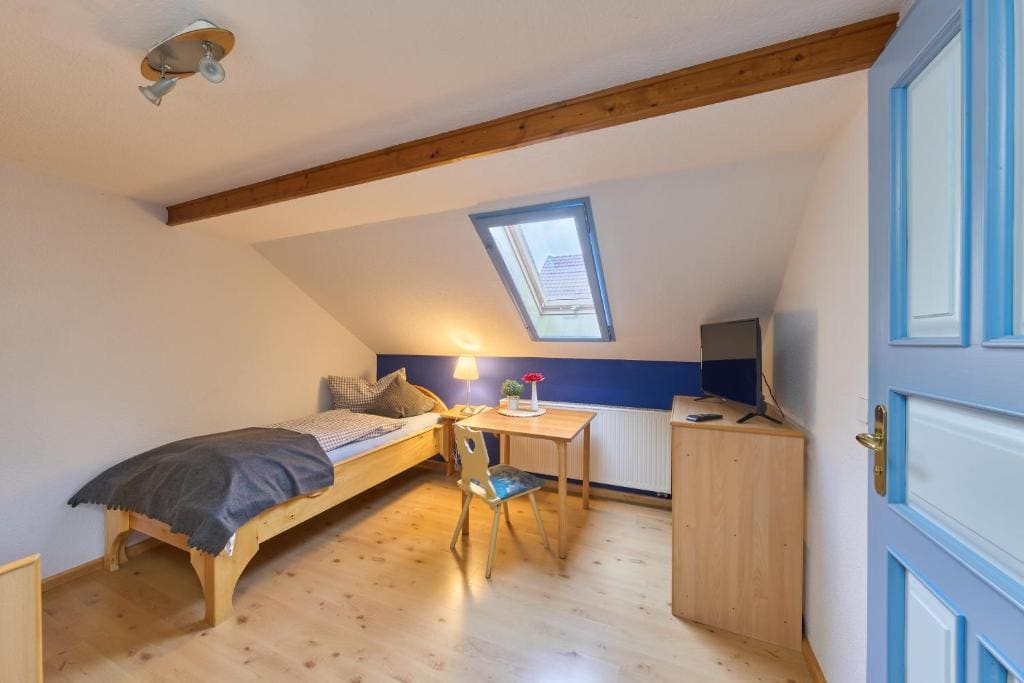 Single Room with Bathroom room - Image 3