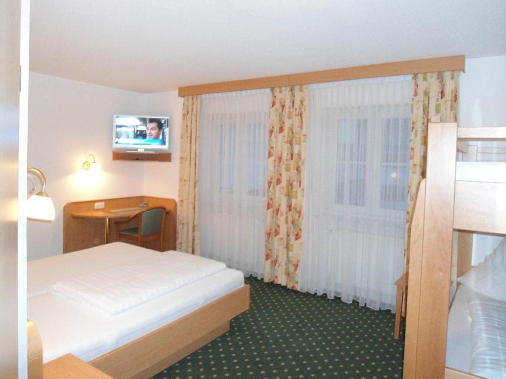 Family Room room - Image 3