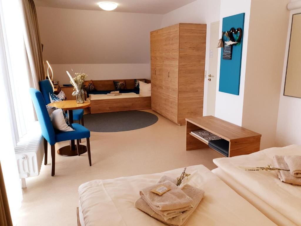 Family Room room - Image 3