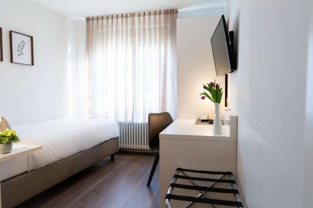 Single Room with Private Bathroom room - Image 1