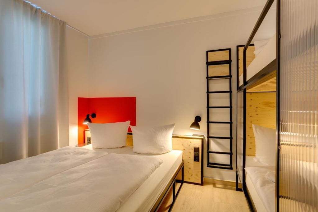 Quad Room room - Image 2