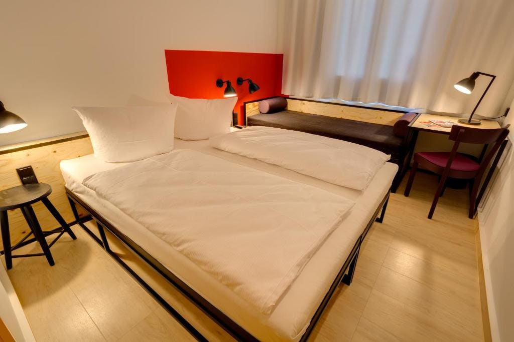 Triple Room with Double Bed room - Image 2
