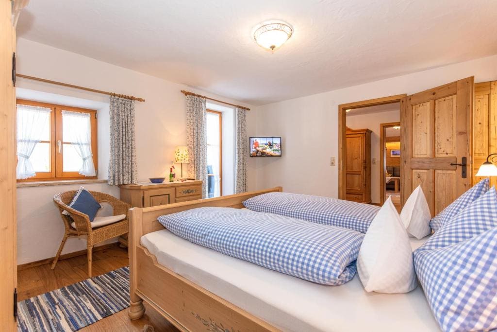Apartment with Mountain View room - Image 3