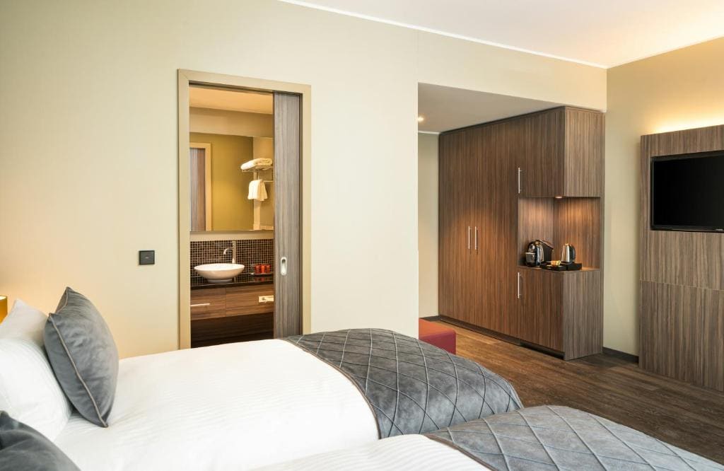 Superior Twin Room room - Image 3