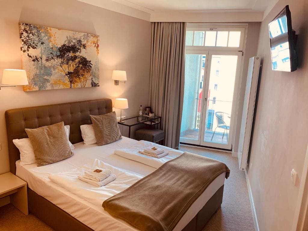 Double Room with Balcony room - Image 3