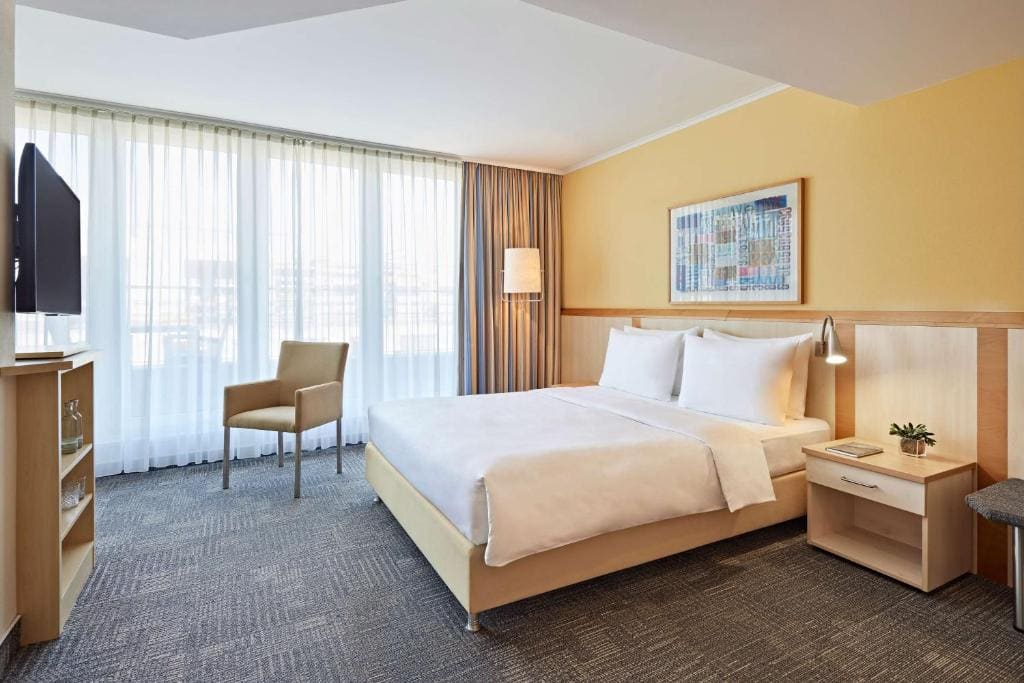 Deluxe Queen Room with Balcony room - Image 1