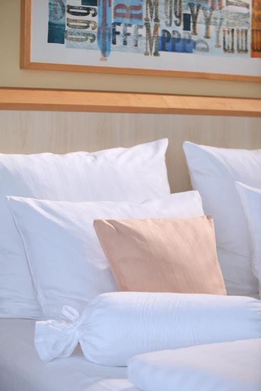 Deluxe Queen Room with Balcony room - Image 2