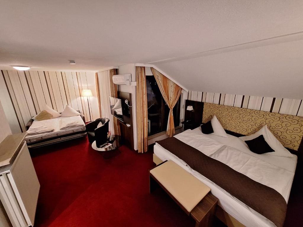 Classic Family Room room - Image 2