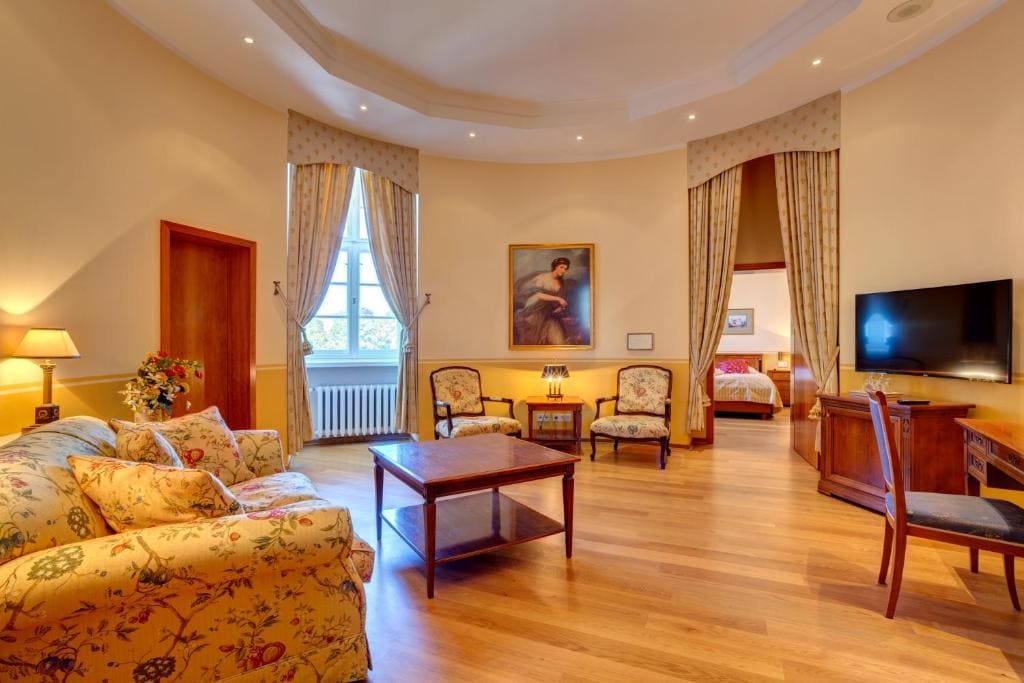One-Bedroom Suite room - Image 2