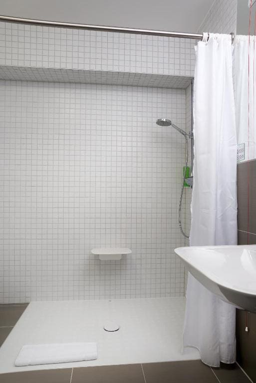 Single Room - Disability Access room - Image 3