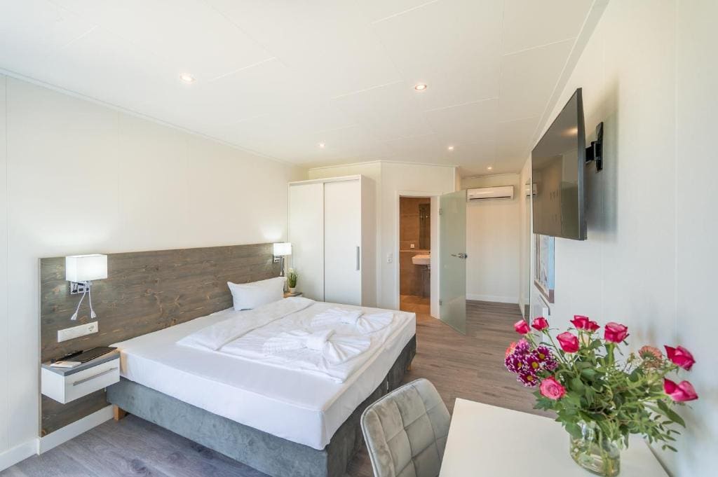 Seamasters Double Room room - Image 3