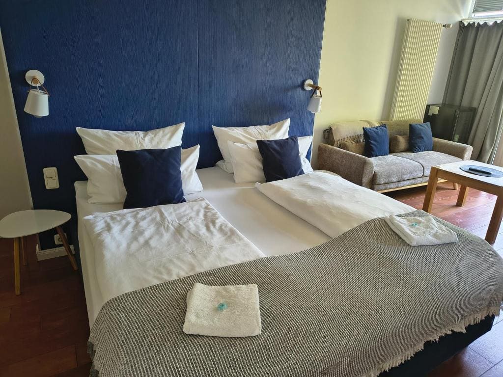 Double Room with Balcony room - Image 3