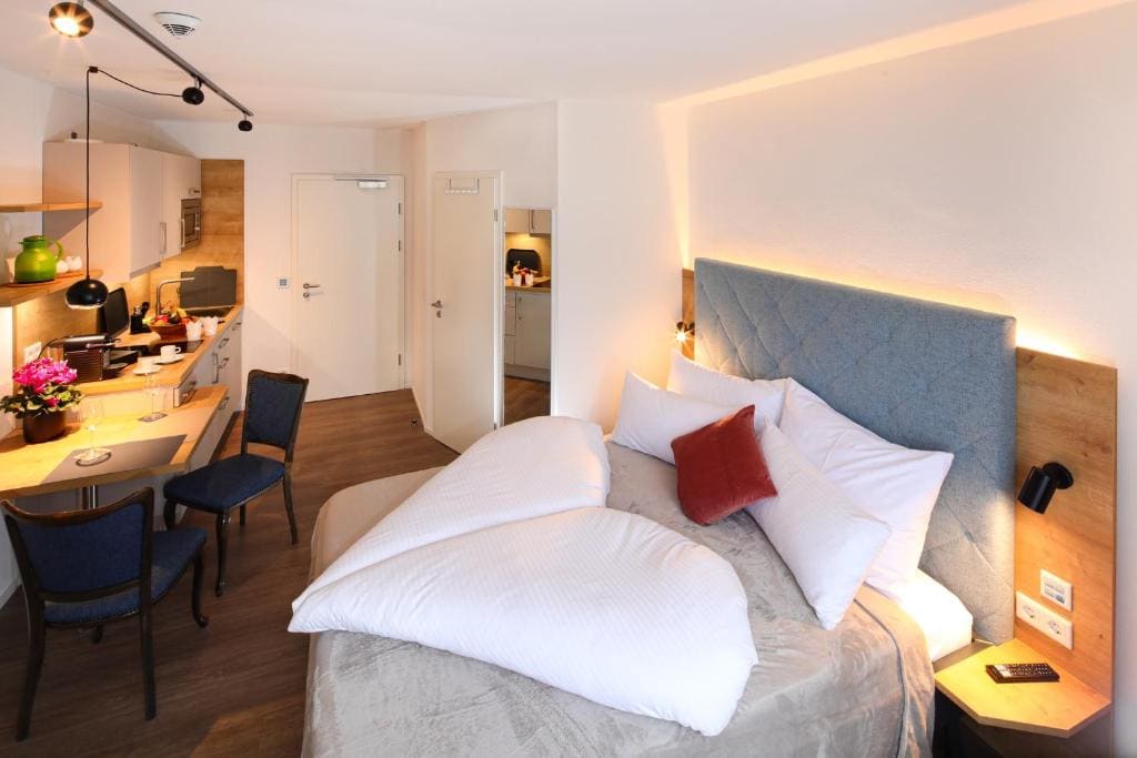 Double Room with Balcony room - Image 3