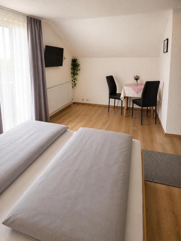 Double Room with Balcony room - Image 3