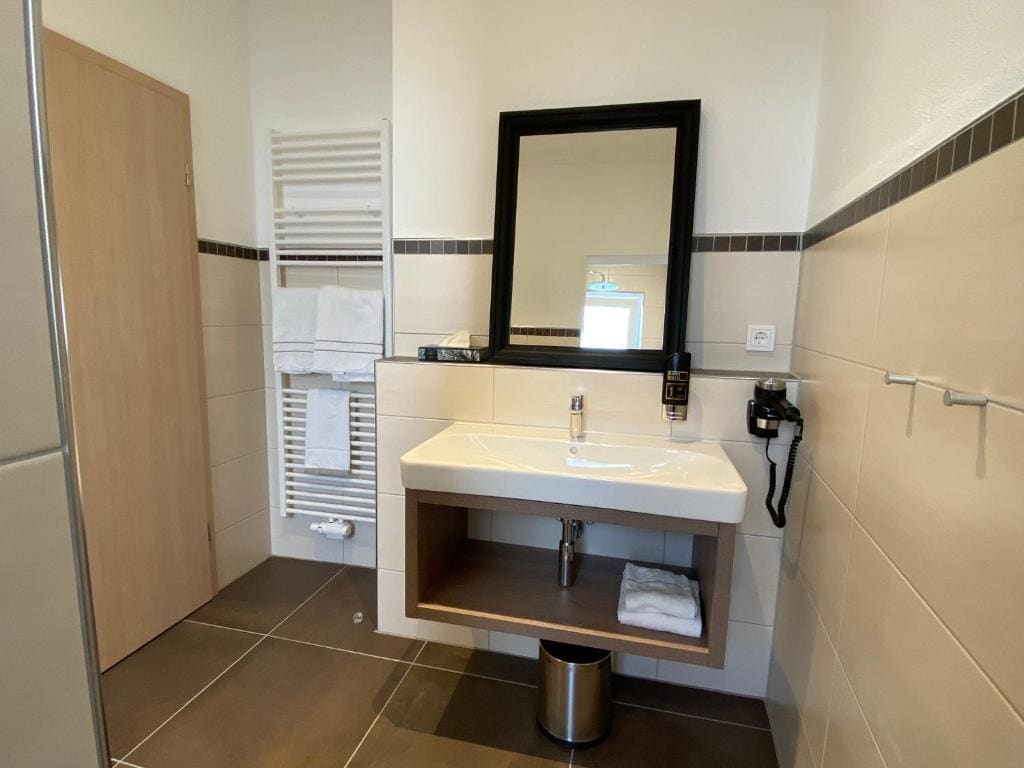 Superior Triple Room room - Image 1