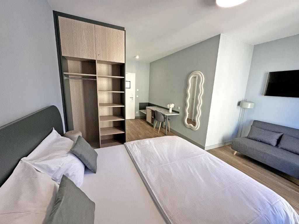 Double Room with Balcony room - Image 2