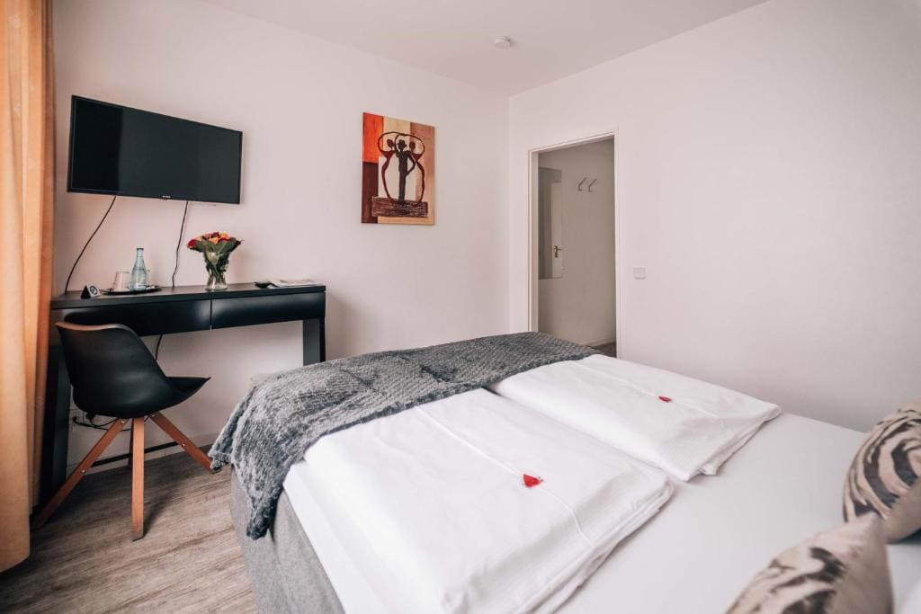 Small Double Room room - Image 2