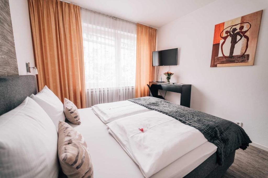 Small Double Room room - Image 3