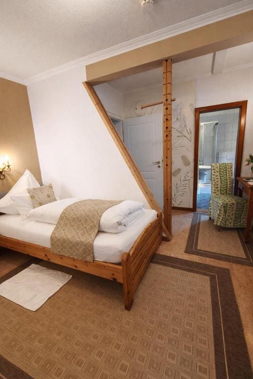 Single Room with Shower room - Image 3